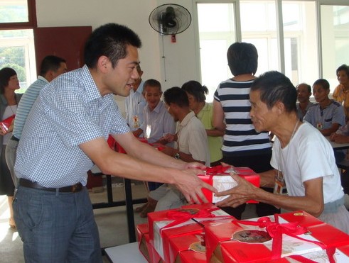 樂好集團(tuán)到崔樂好先生老家發(fā)放禮品