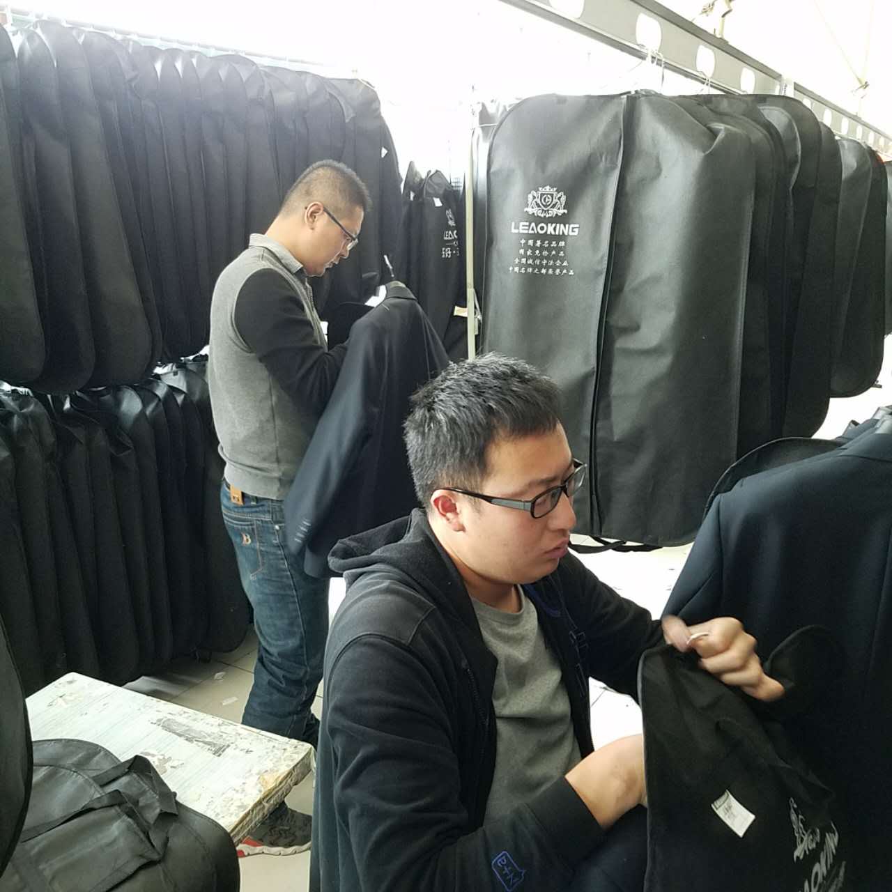 長(zhǎng)治熱電西服正在配貨中